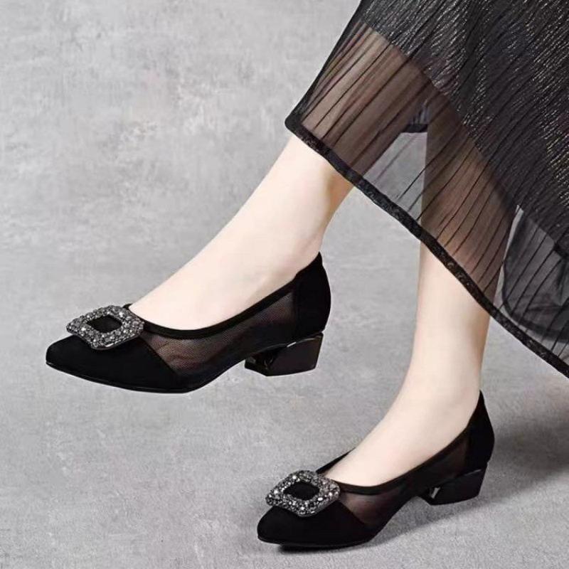 Women Shoes Model - Sepatu Pumps Hak Blok Berujung Runcing